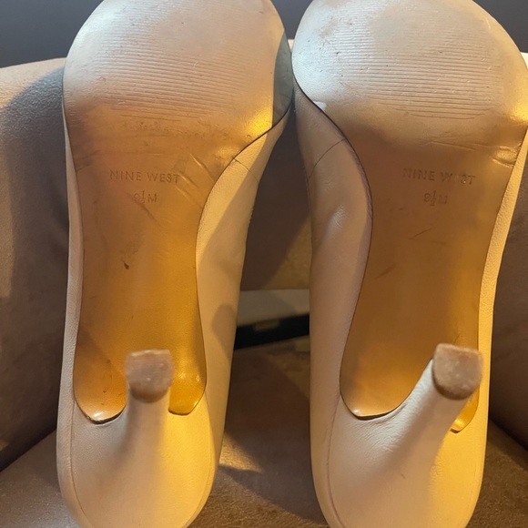 Nine West Cream Bow Heels - Picture 6 of 7